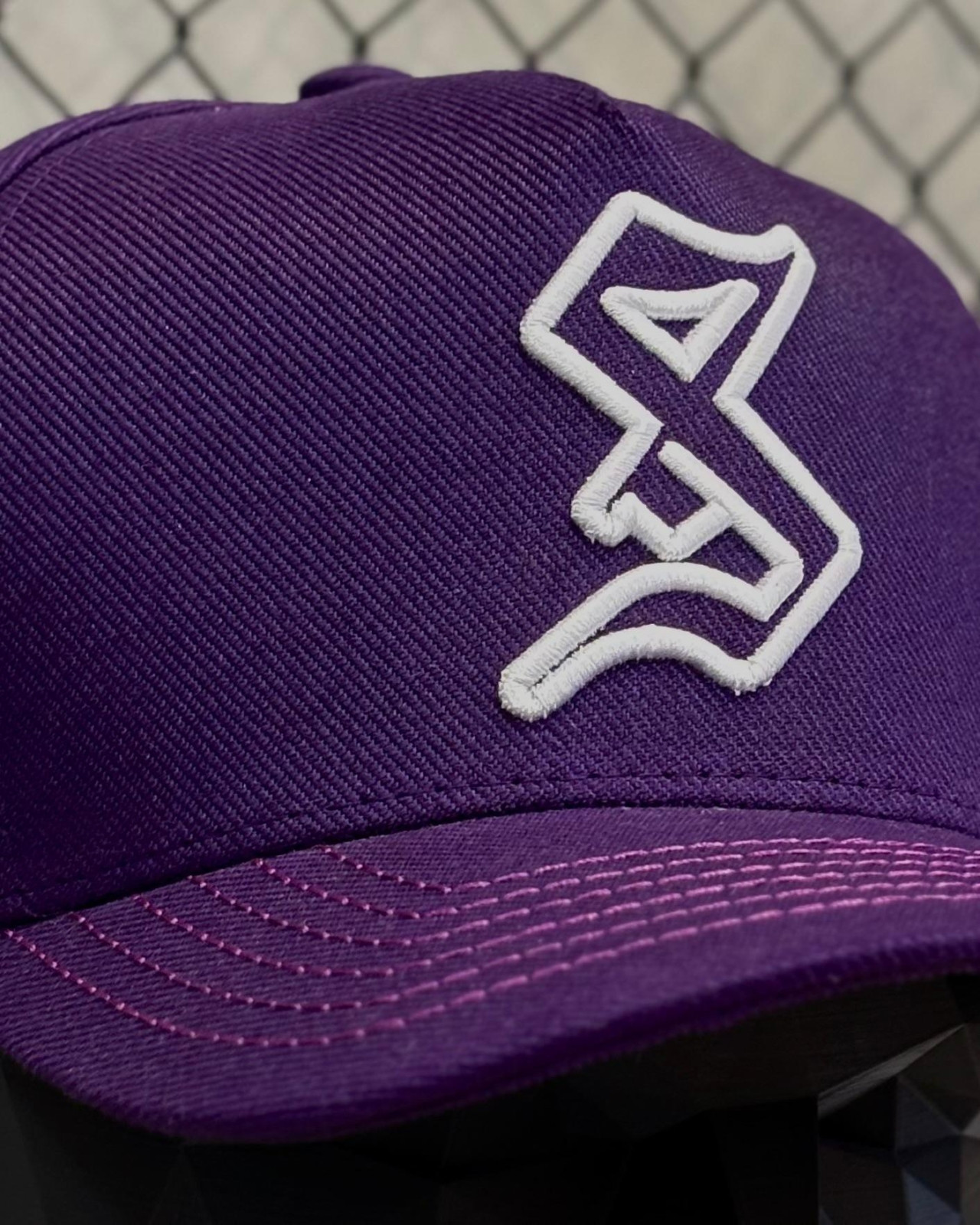 BONÉ SOU SANTO BORDADO ROXO - Imagem 3