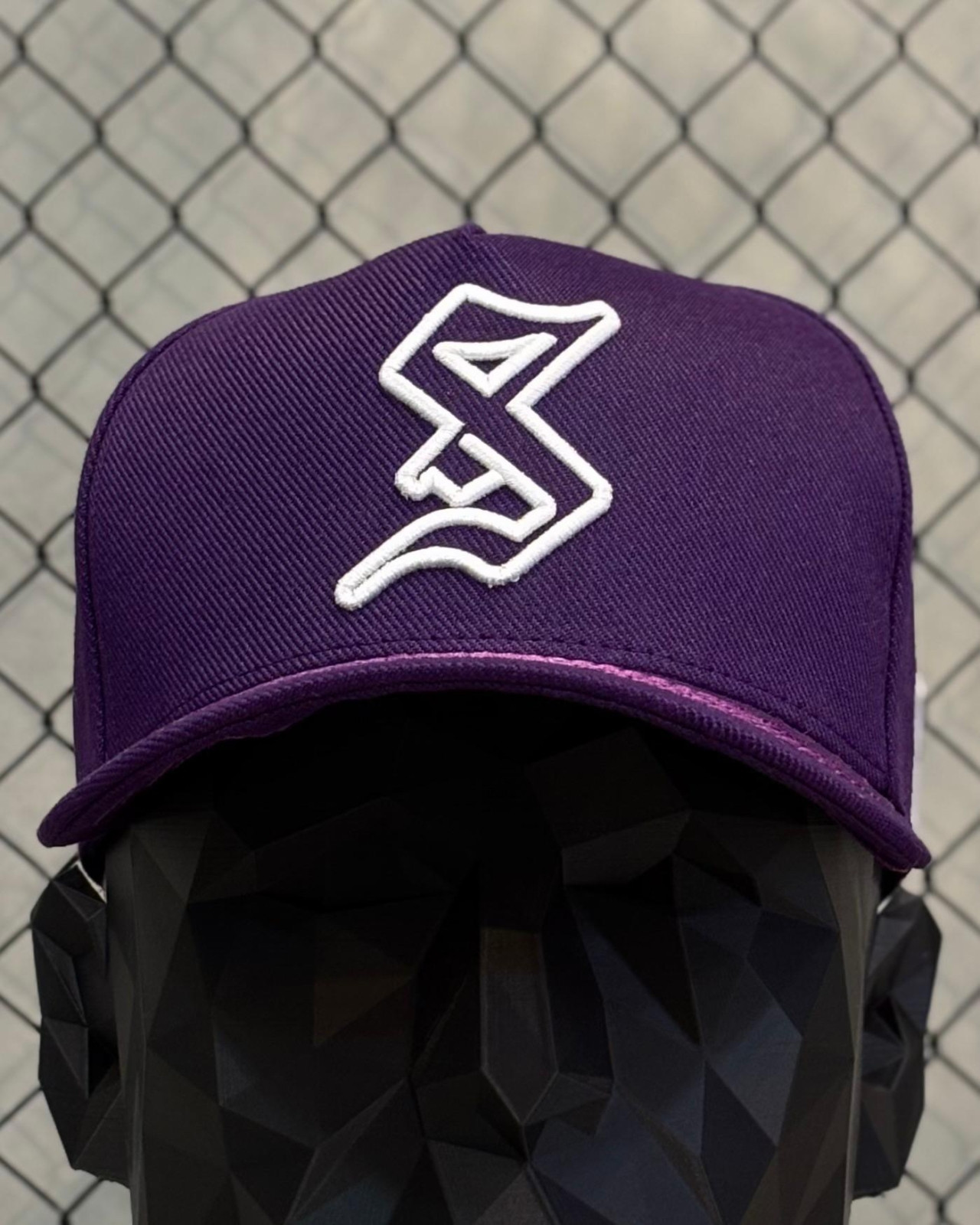 BONÉ SOU SANTO BORDADO ROXO