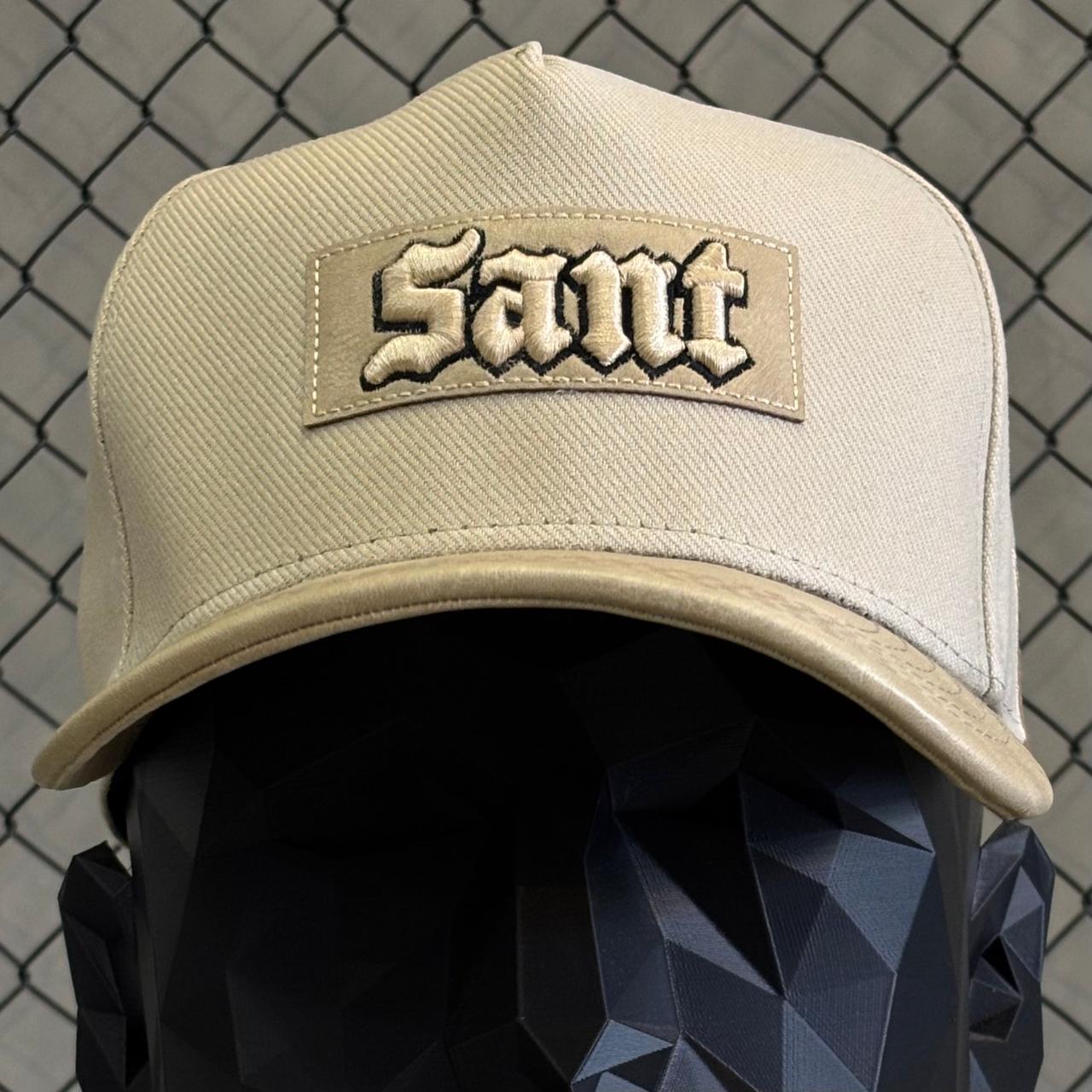BONÉ SOU SANTO - SANT BORDADO CREME